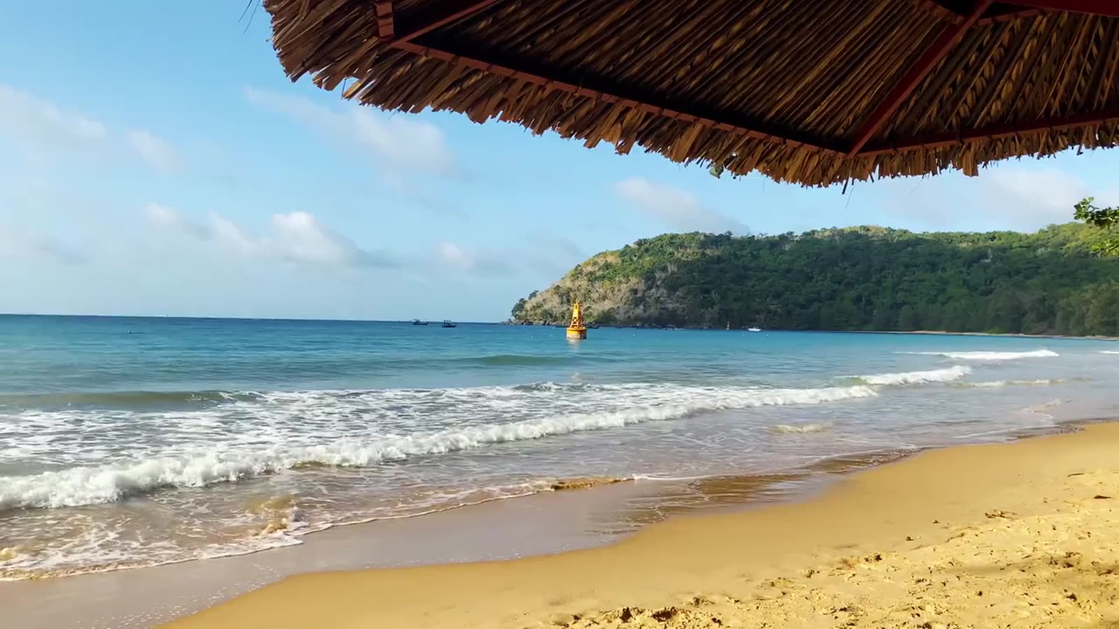 Una playa tropical vista desde una palapa